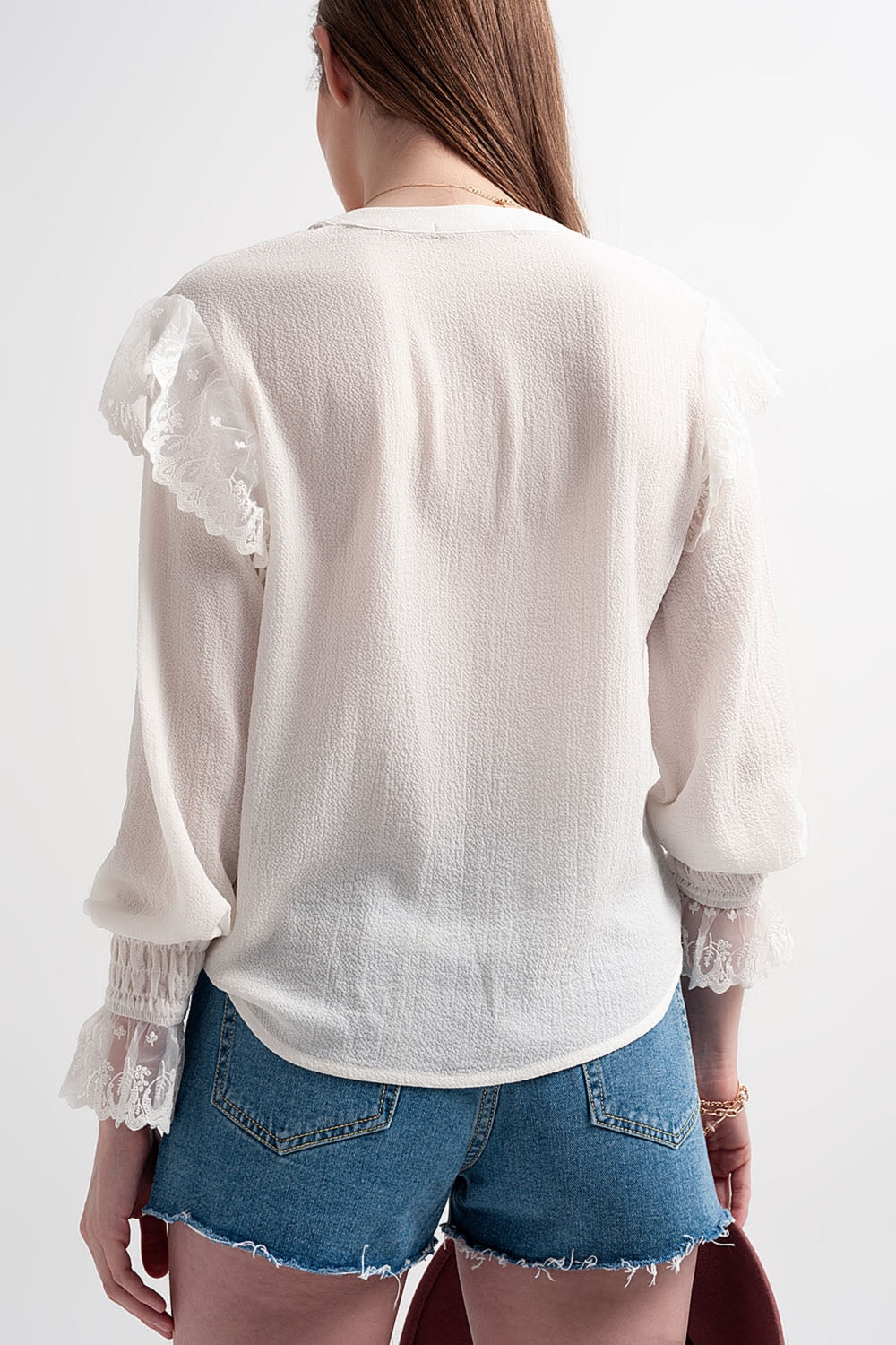 Blusa con volumen en las mangas y volantes en los puños en color crema Q2