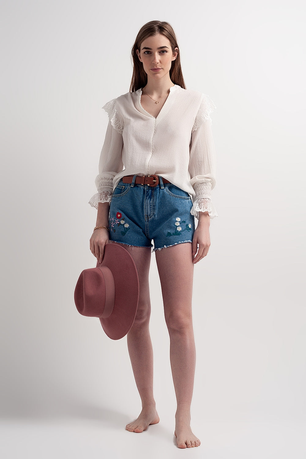 Blusa con volumen en las mangas y volantes en los puños en color crema Q2