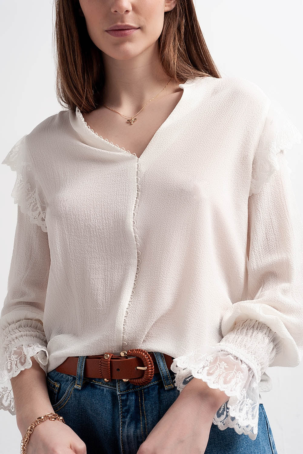 Blusa con volumen en las mangas y volantes en los puños en color crema Q2
