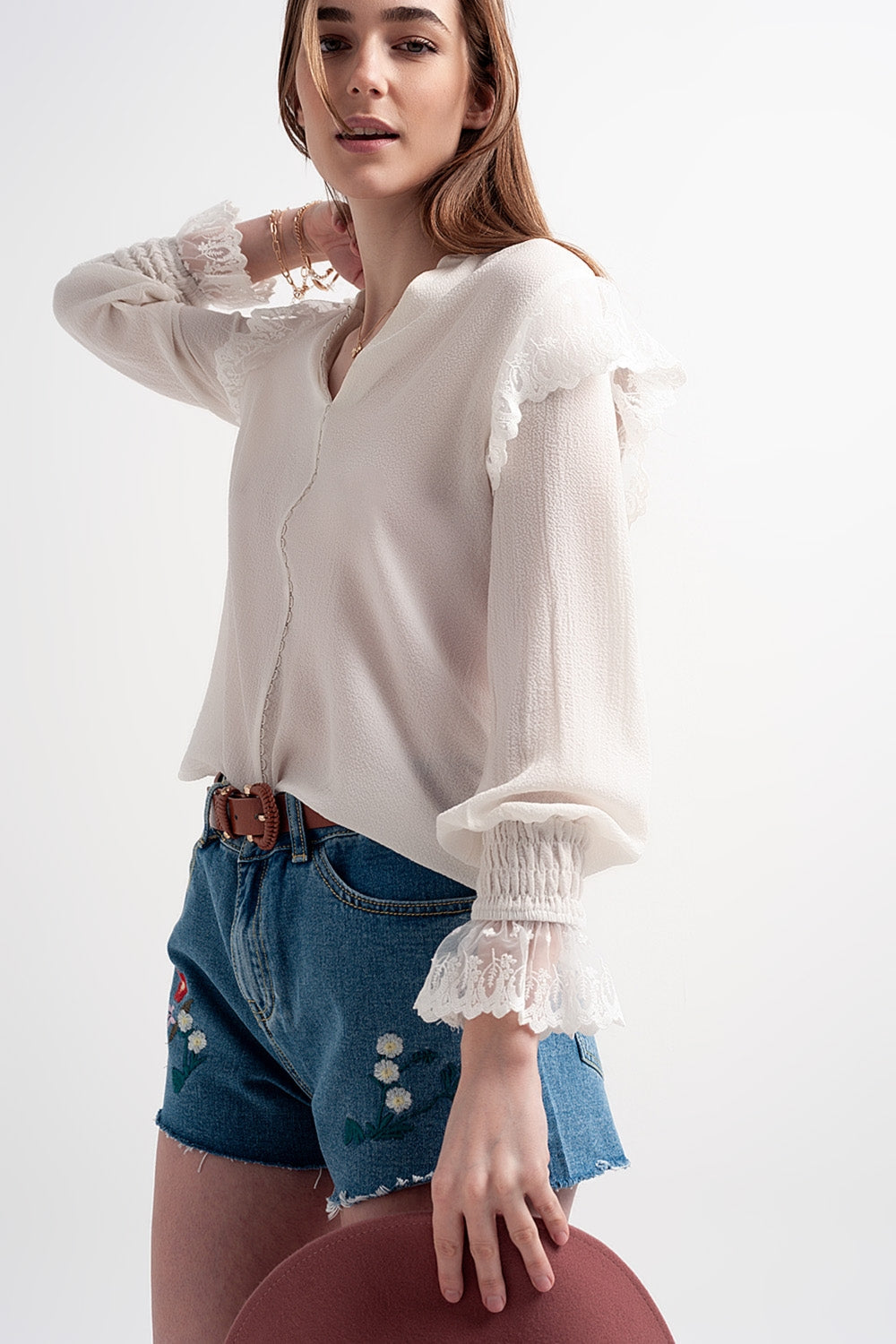 Blusa con volumen en las mangas y volantes en los puños en color crema Q2