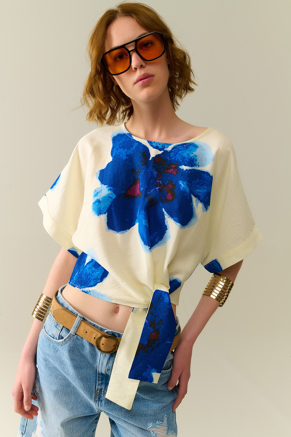 Q2 Blusa corta blanca con estampado floral tropical en azul