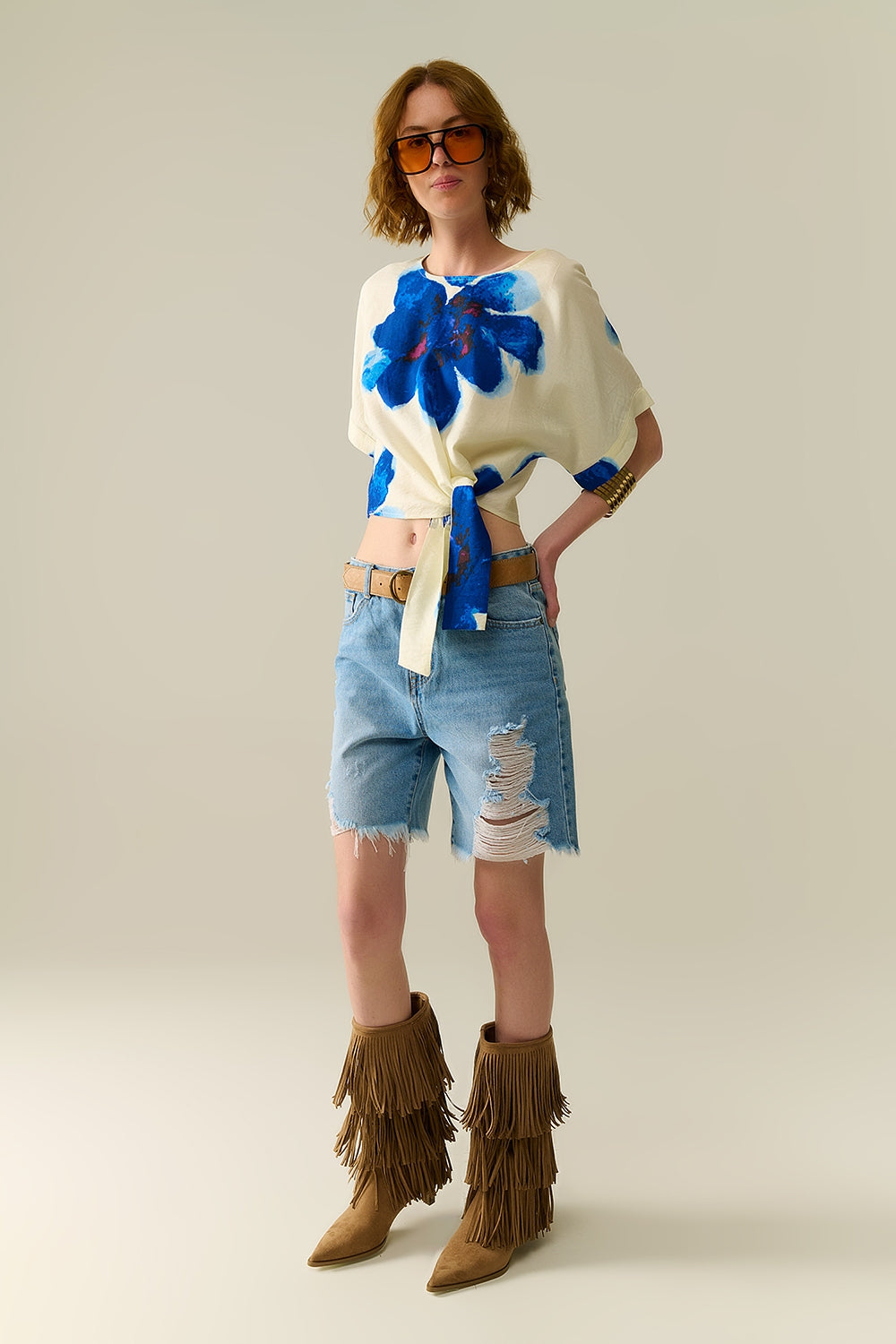 Blusa corta blanca con estampado floral tropical en azul Q2