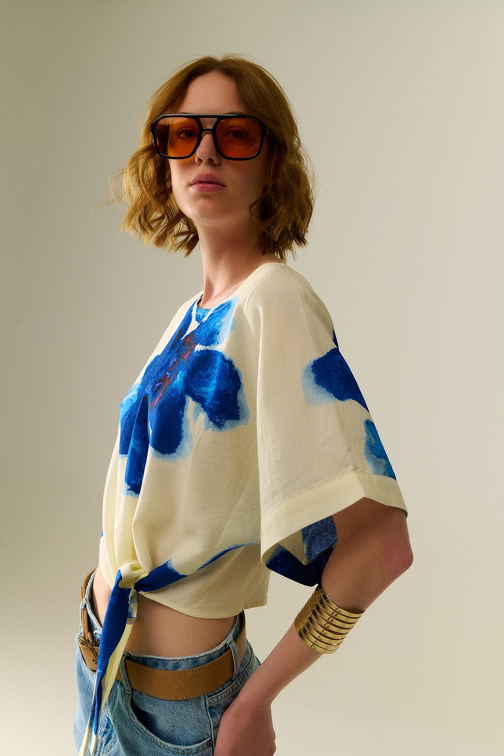 Blusa corta blanca con estampado floral tropical en azul Q2