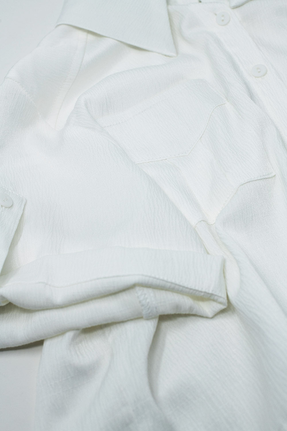 Blusa Corta Blanca de raso Con Bolsillos En El Pecho Y Cordones En Los Bajos Q2