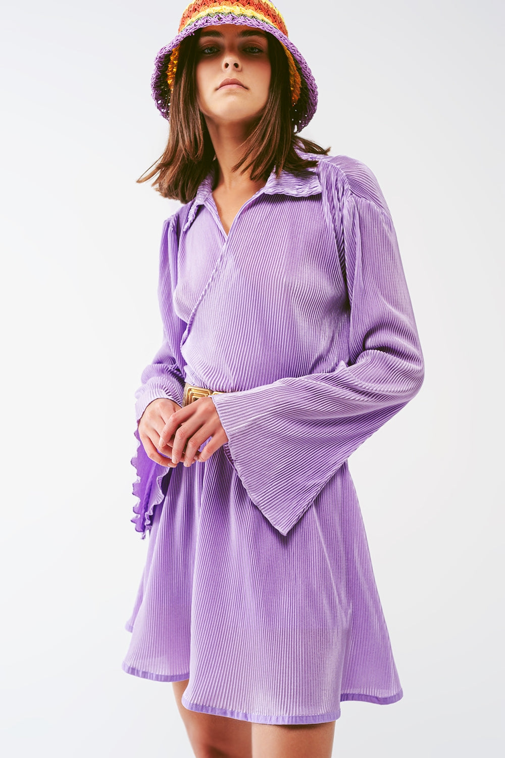 Blusa cruzada plisada de satén en lila Q2