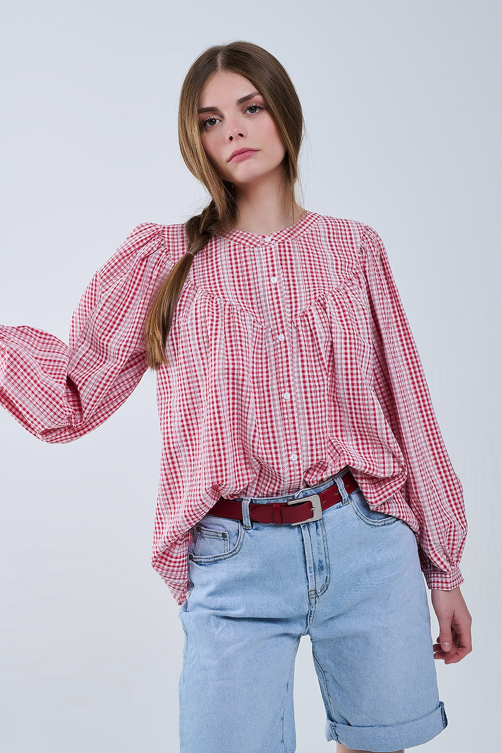 Blusa de cuadros rojos y blancos sin cuello y mangas anchas Q2