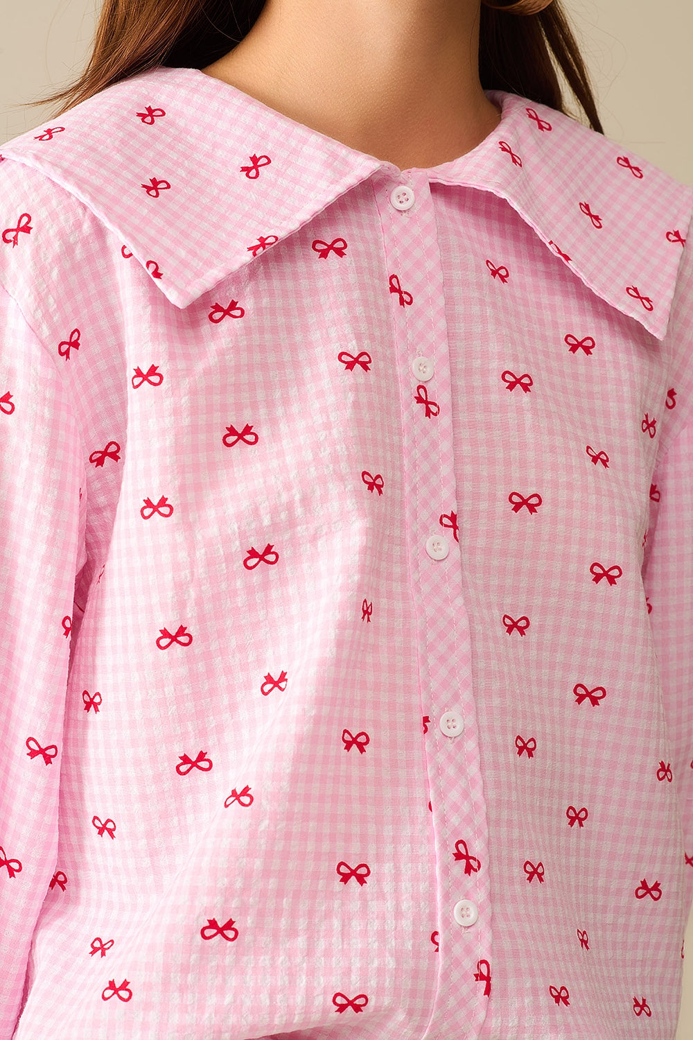 Blusa de Cuello Peter Pan de Gingham en Rosa con Estampado de Lazo Q2