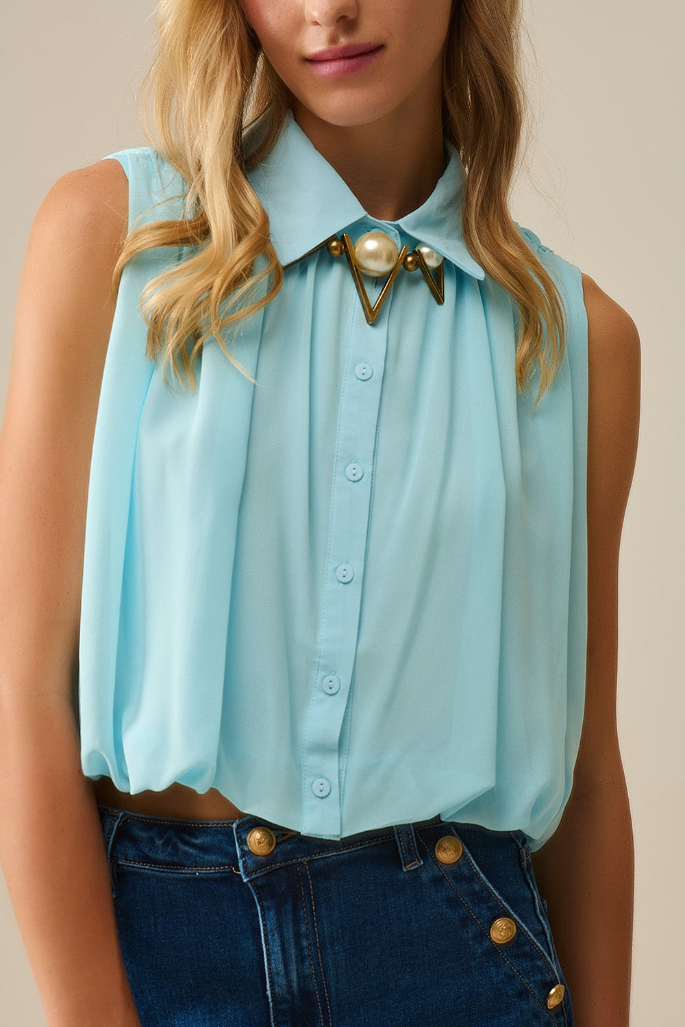 blusa de gasa azul bebé con pliegues en el bajo Q2