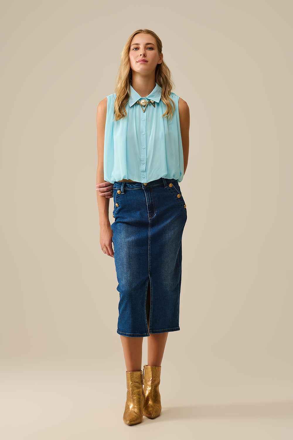 blusa de gasa azul bebé con pliegues en el bajo Q2