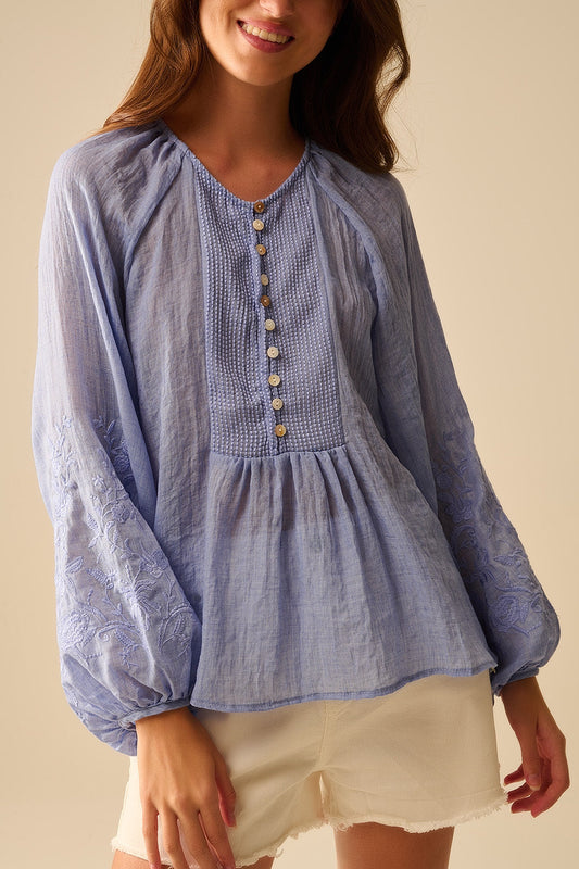 Blusa de gasa azul con bordados en las mangas Q2