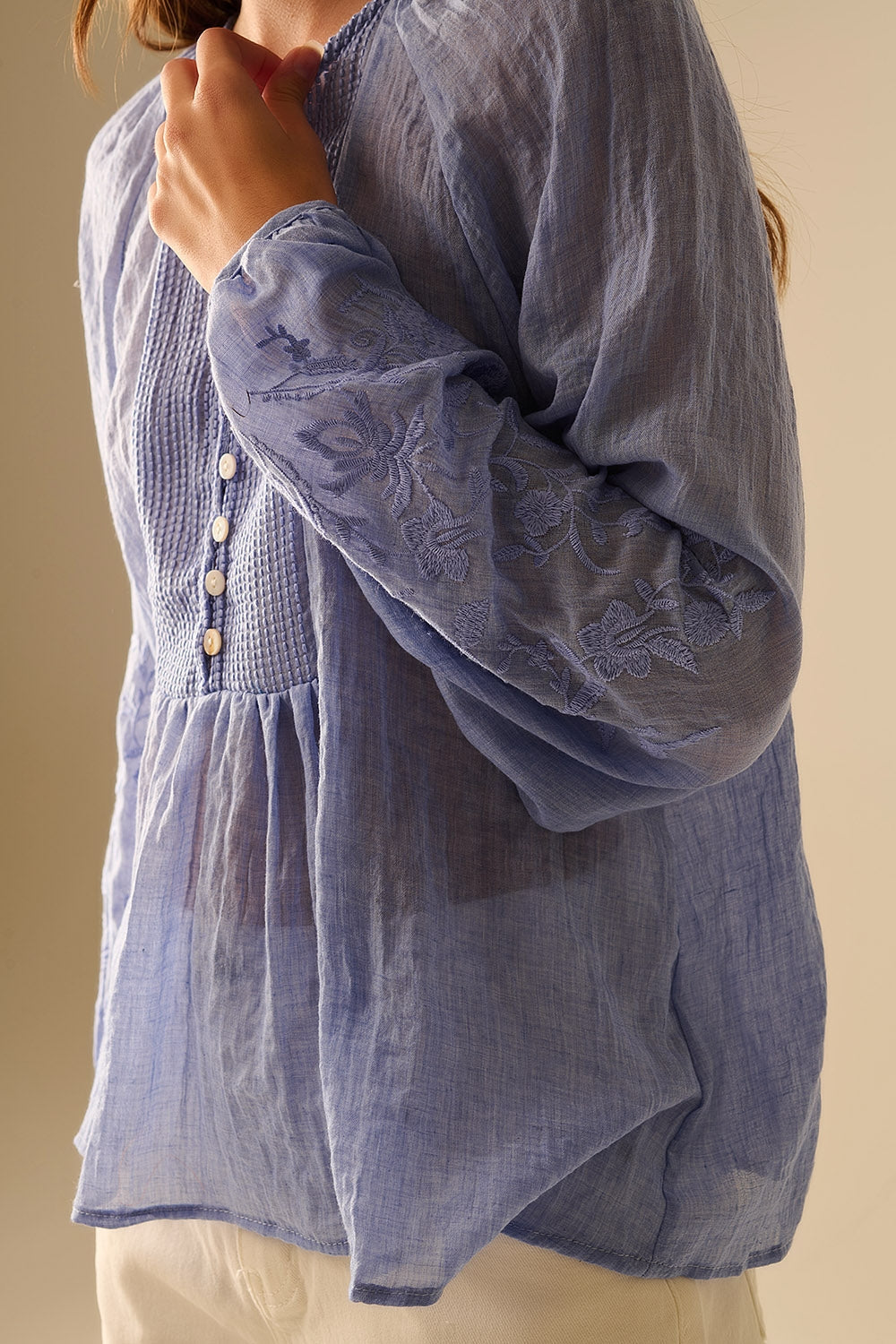 Blusa de gasa azul con bordados en las mangas Q2