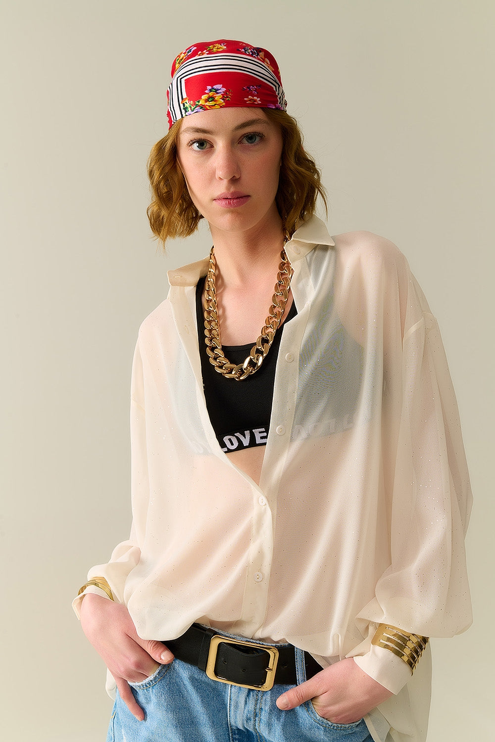 Blusa de gasa beige suave con detalles de brillo Q2