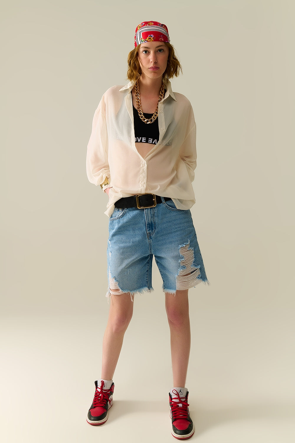 Blusa de gasa beige suave con detalles de brillo Q2