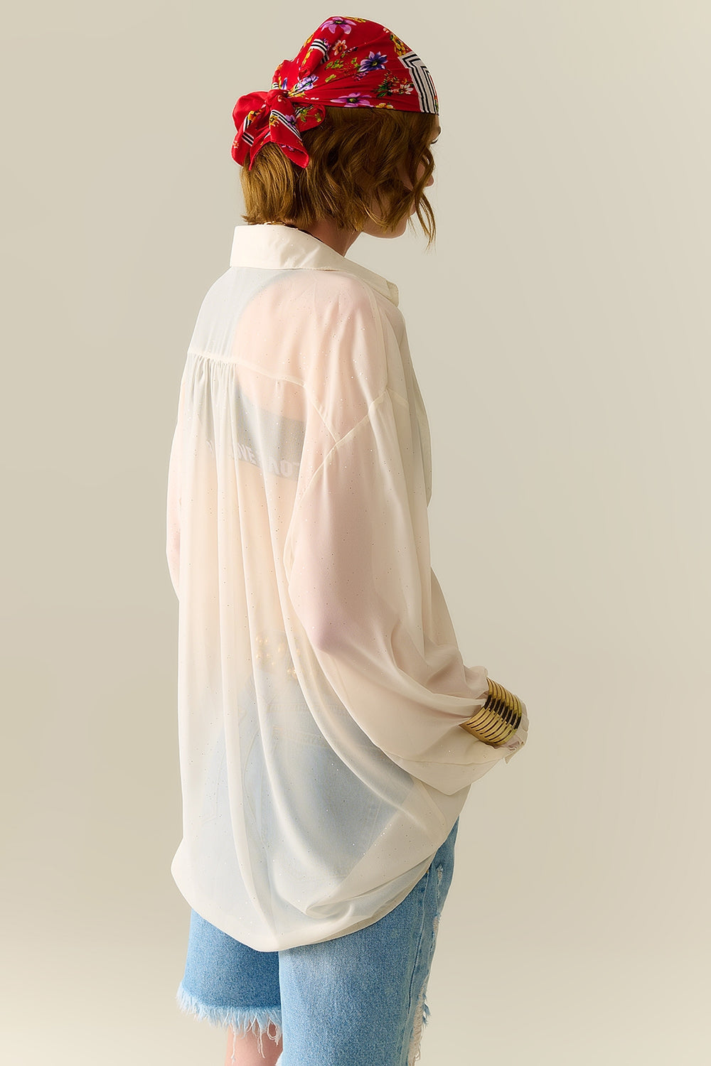 Blusa de gasa beige suave con detalles de brillo Q2
