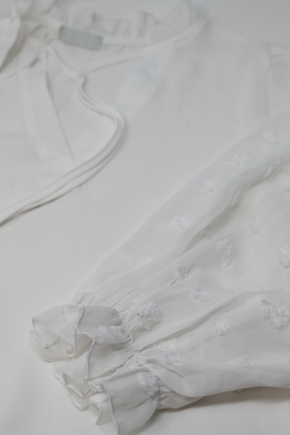 Blusa de gasa Blanca de Lunares en Manga Larga con Cuello en V Q2