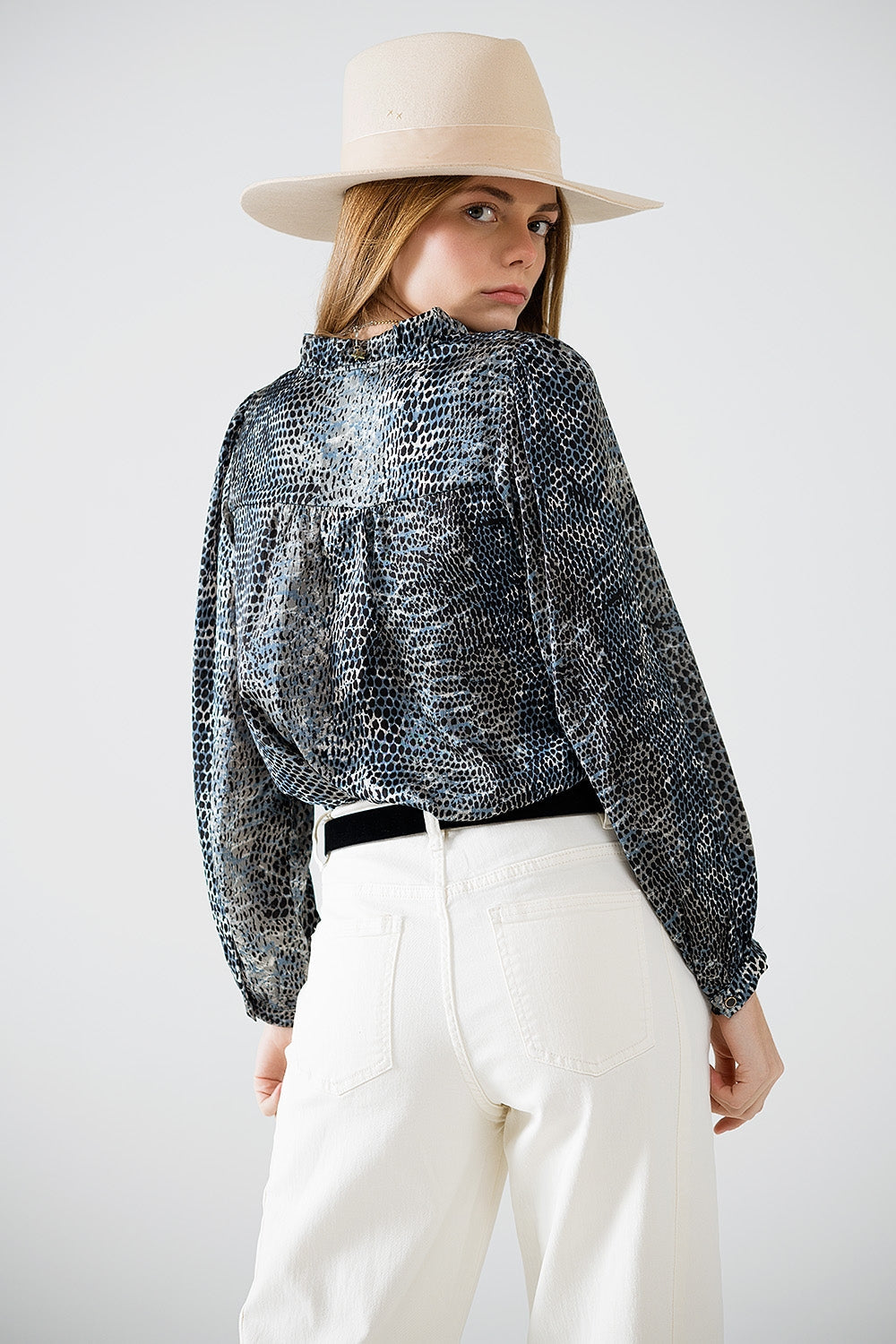 blusa de gasa con estampado de leopardo gris Q2