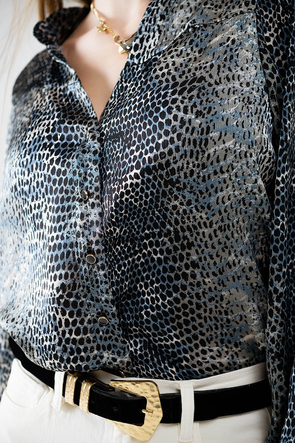 blusa de gasa con estampado de leopardo gris Q2
