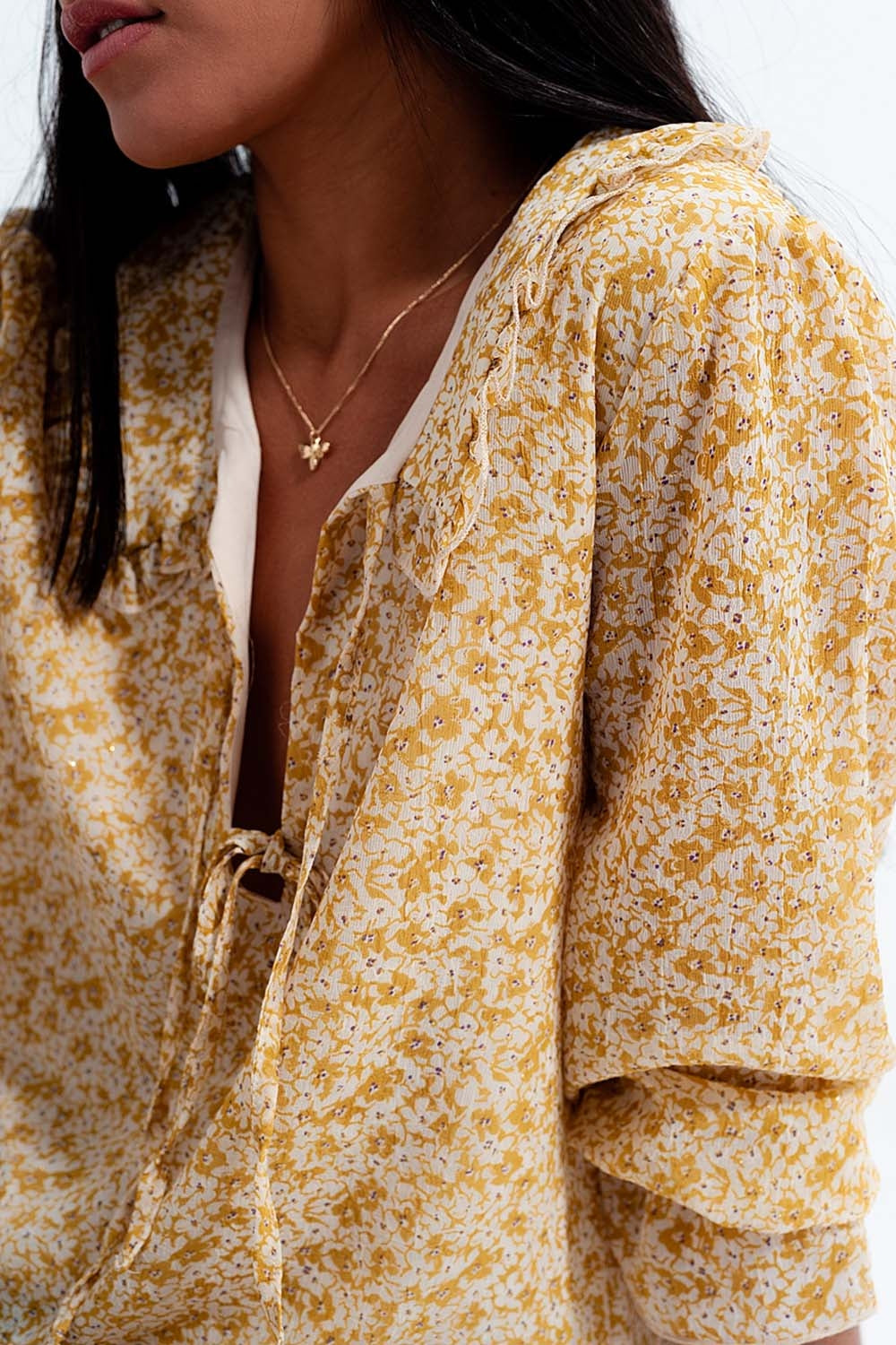 Blusa de gasa con lazo delantero y estampado de florecitas amarillo Q2
