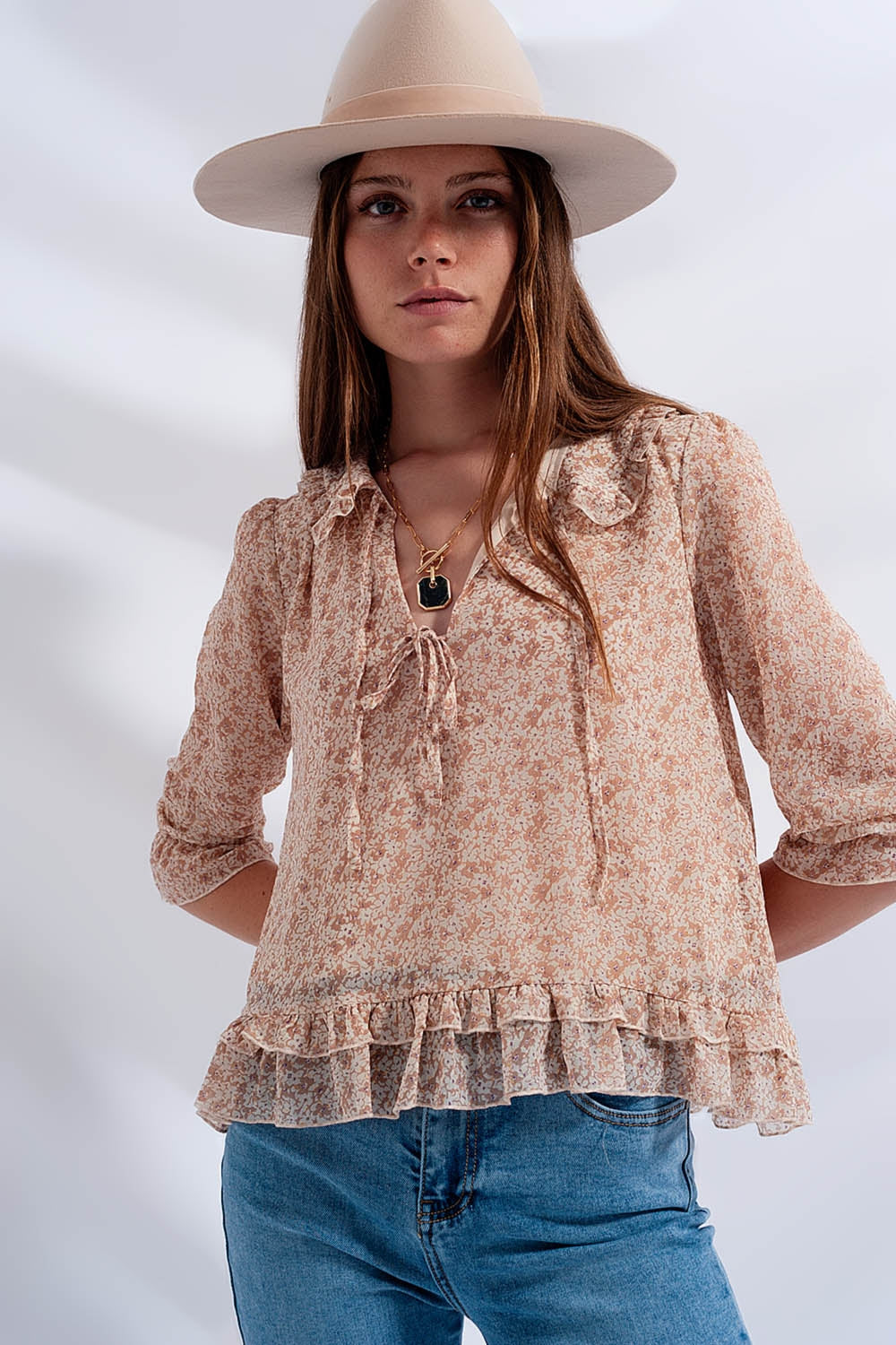 Blusa de gasa con lazo delantero y estampado de florecitas beige Q2