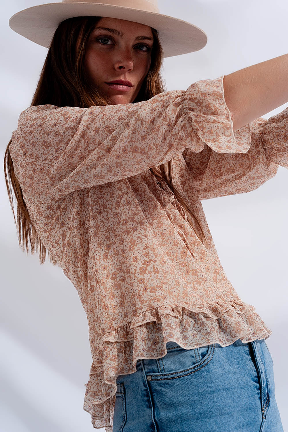 Blusa de gasa con lazo delantero y estampado de florecitas beige Q2