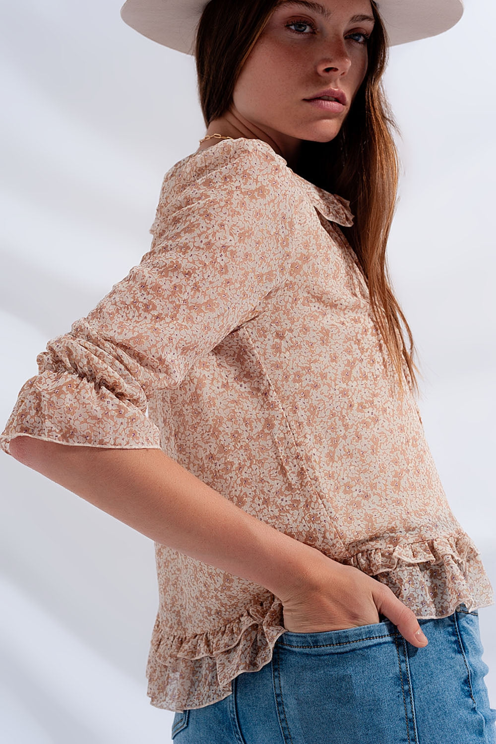 Blusa de gasa con lazo delantero y estampado de florecitas beige Q2