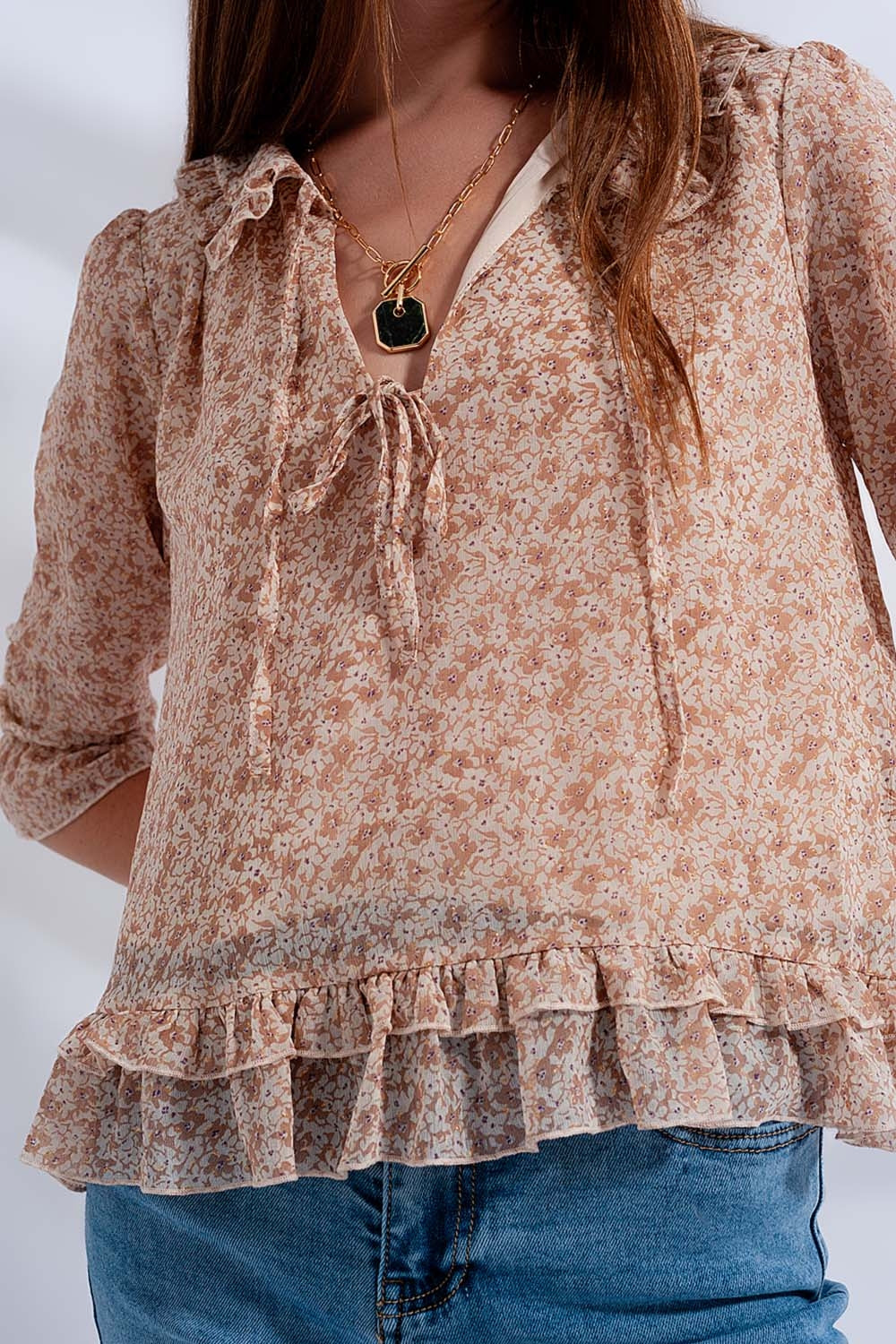 Blusa de gasa con lazo delantero y estampado de florecitas beige Q2