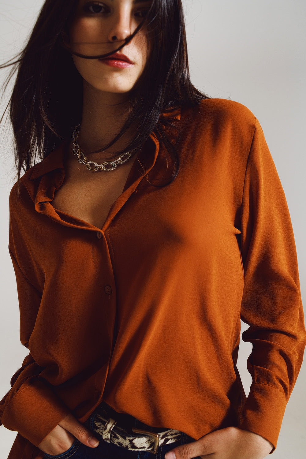 Blusa de gasa en color camel Q2