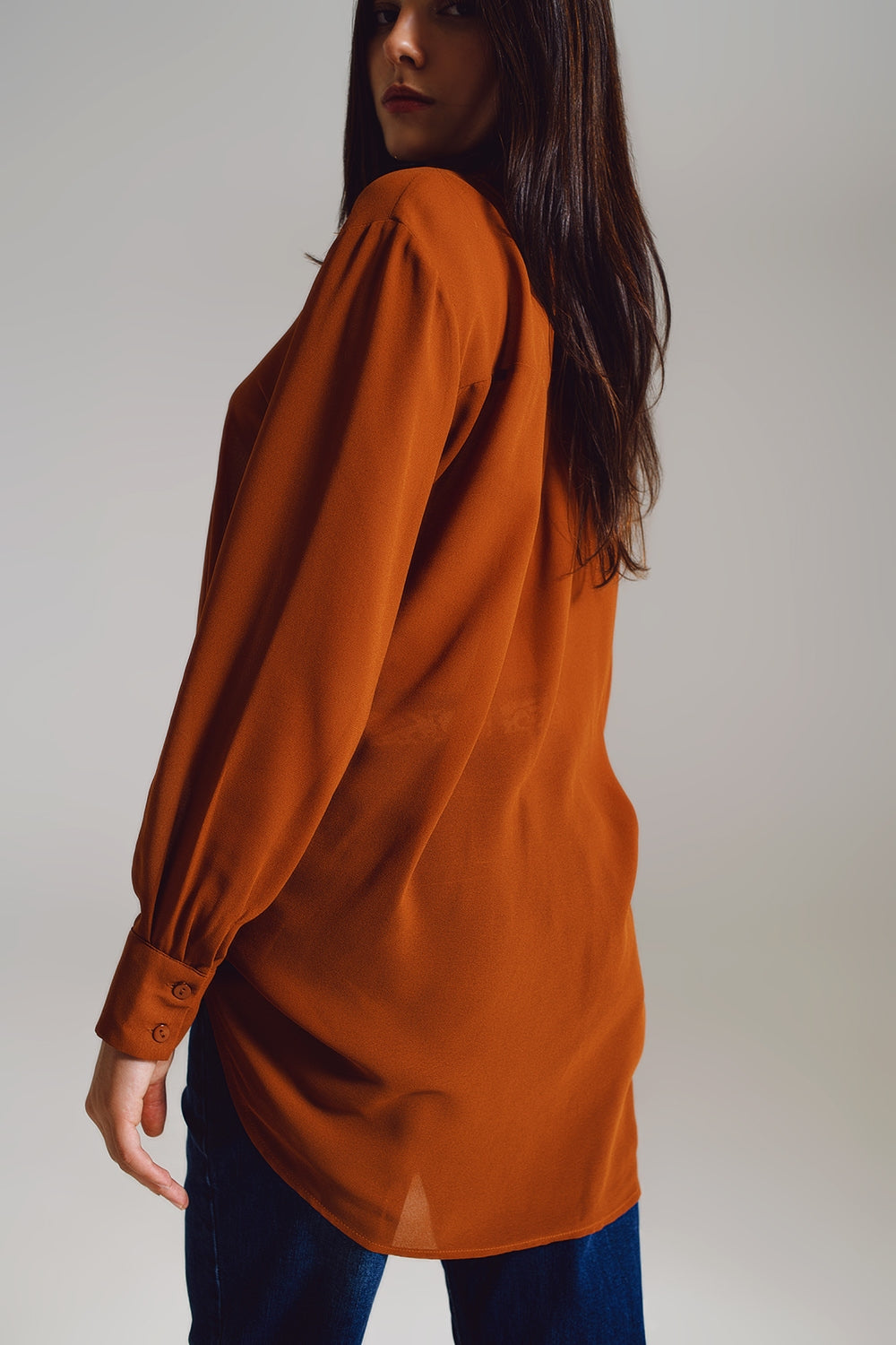 Blusa de gasa en color camel Q2