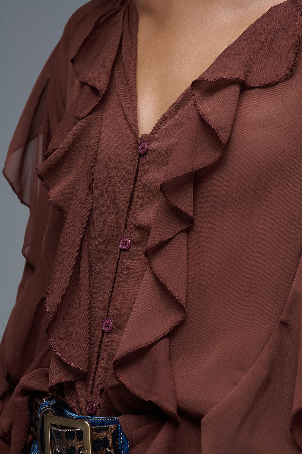 Blusa de gasa marrón con cuello en V y volante integral Q2