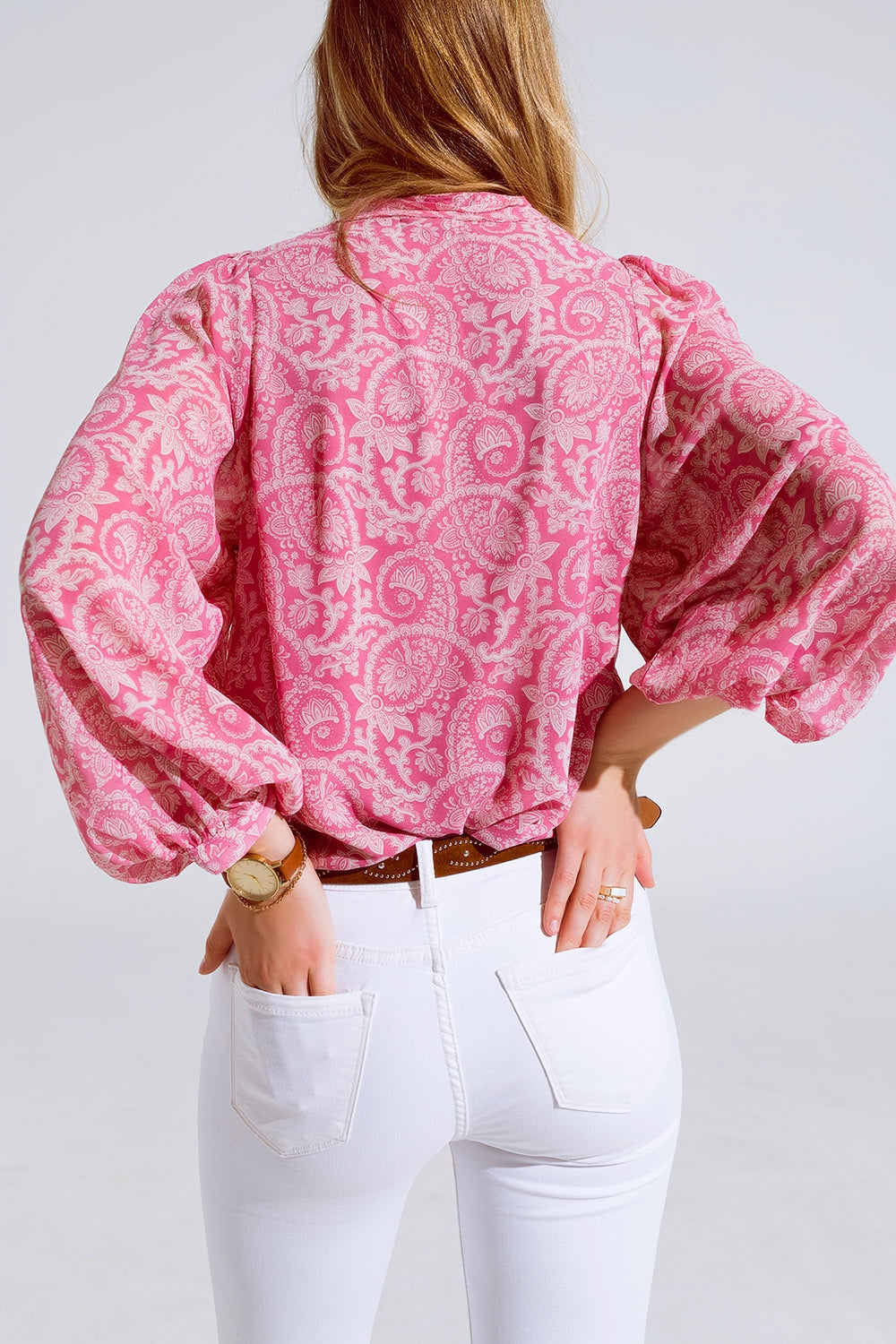 Blusa de gasa rosa con estampado floral y mangas globo largas Q2