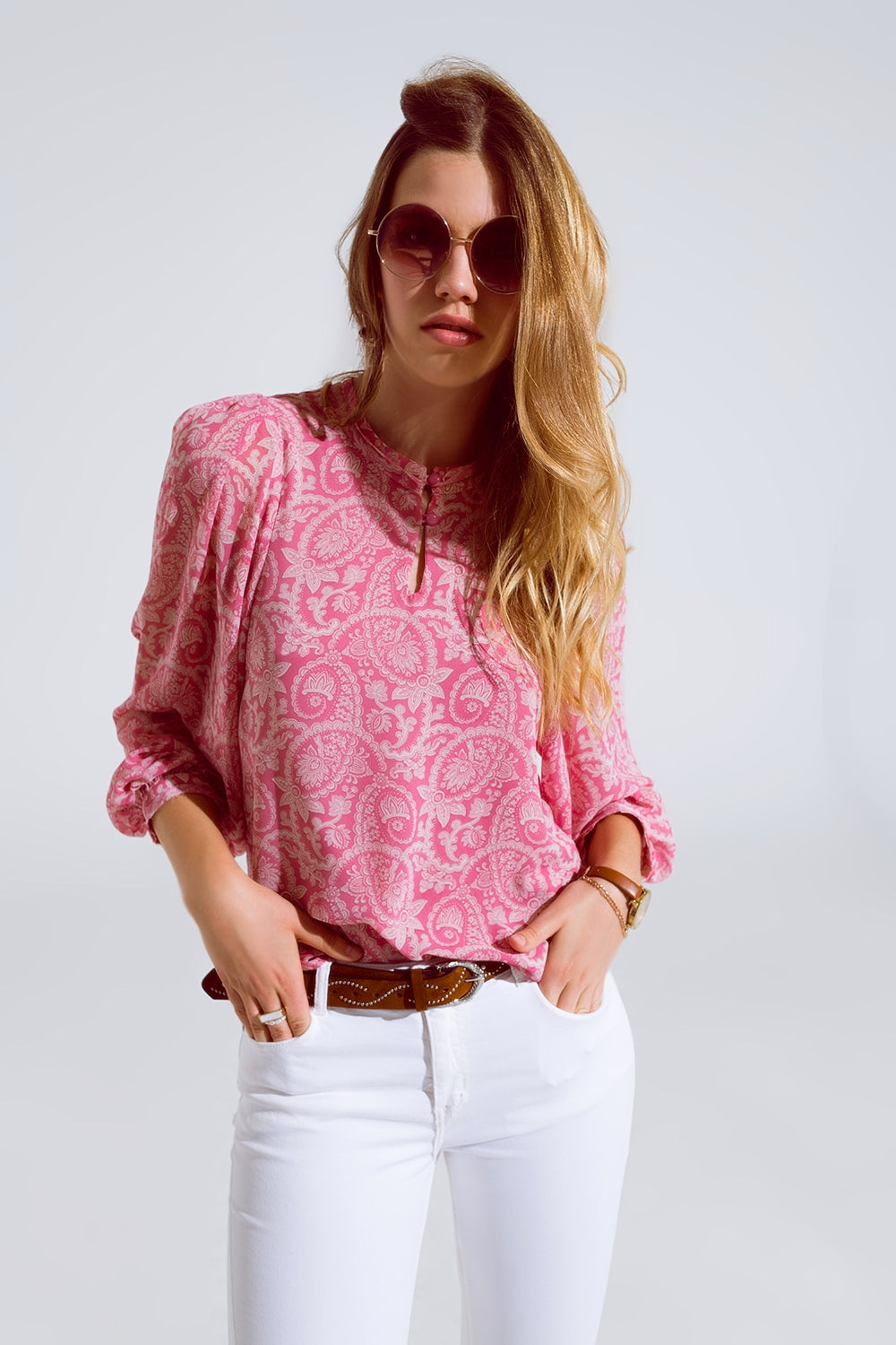 Blusa de gasa rosa con estampado floral y mangas globo largas Q2