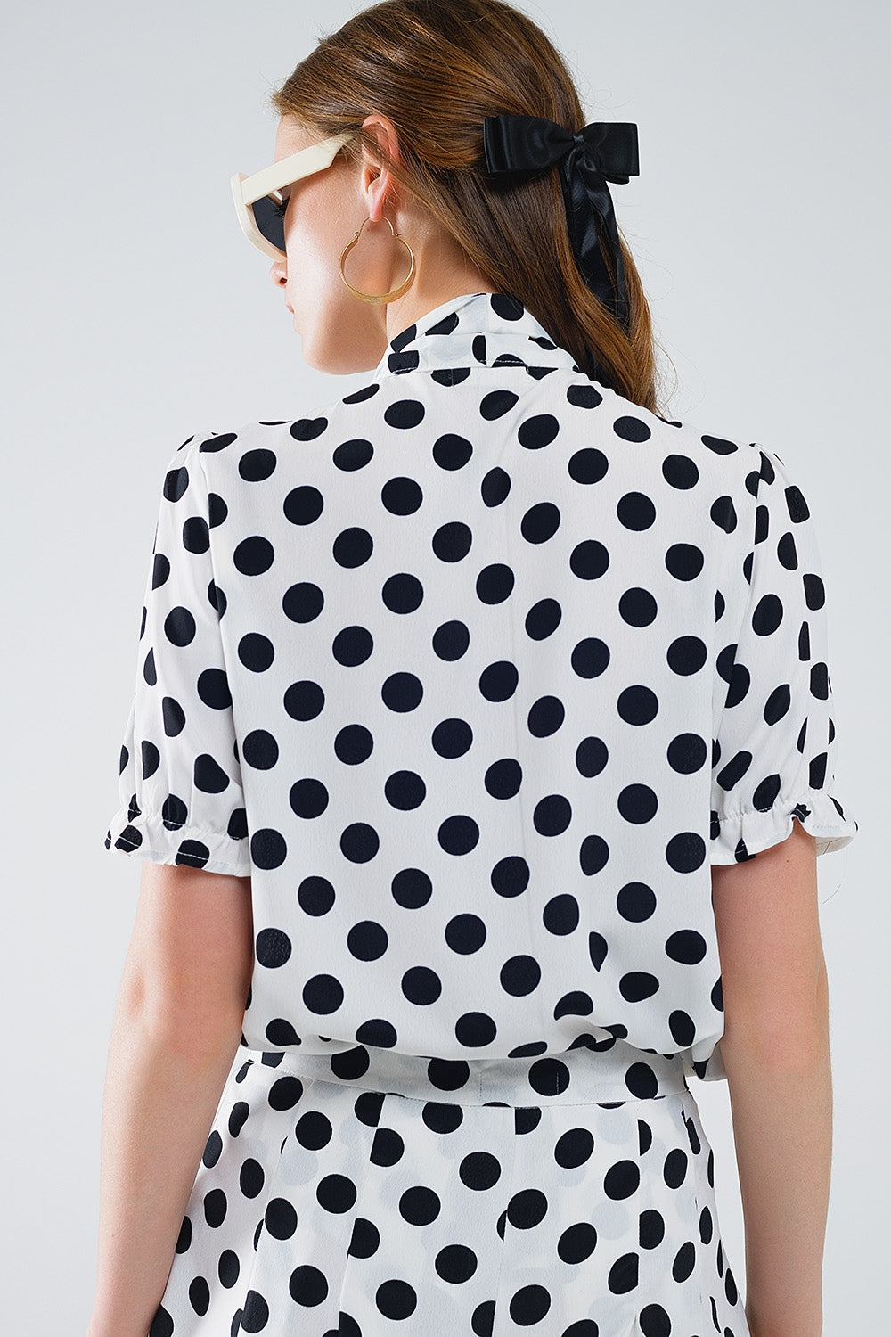 Blusa de lunares con detalle de pañuelo anudado Q2