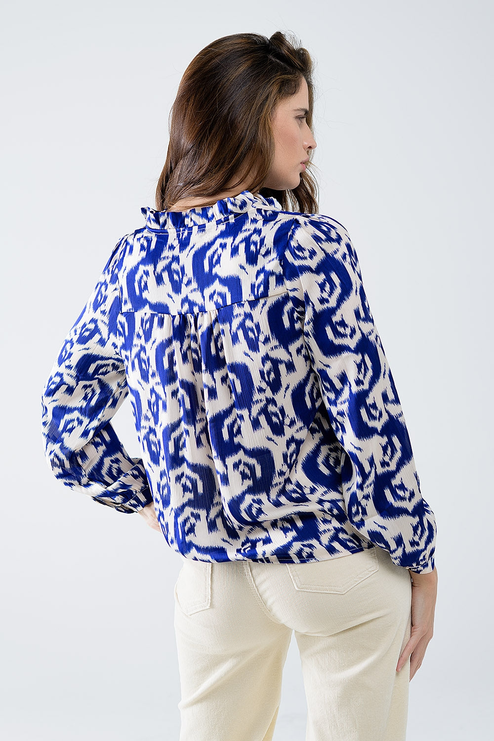 Blusa de manga globo con estampado abstracto en azul marino y blanco Q2