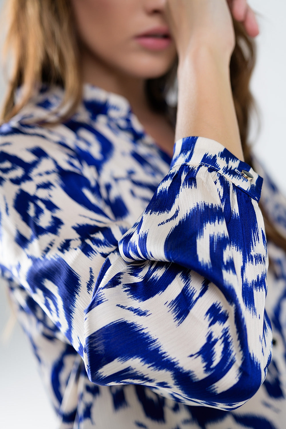 Blusa de manga globo con estampado abstracto en azul marino y blanco Q2