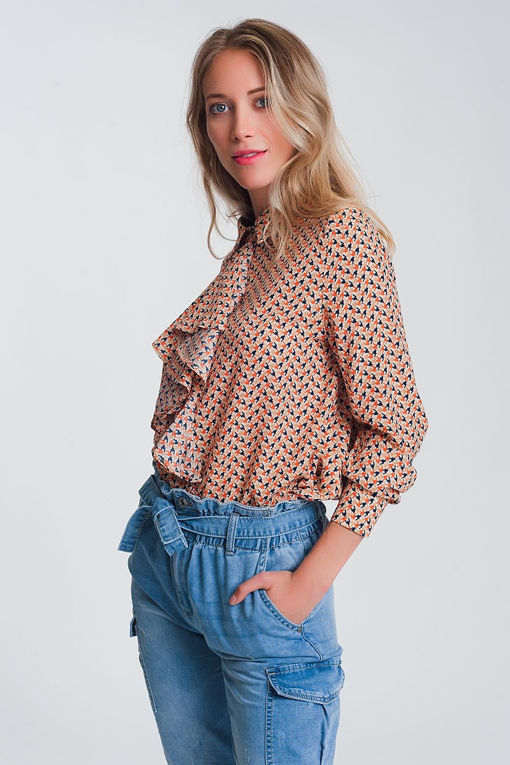 Blusa de manga larga con beige y detalle de volantes Q2