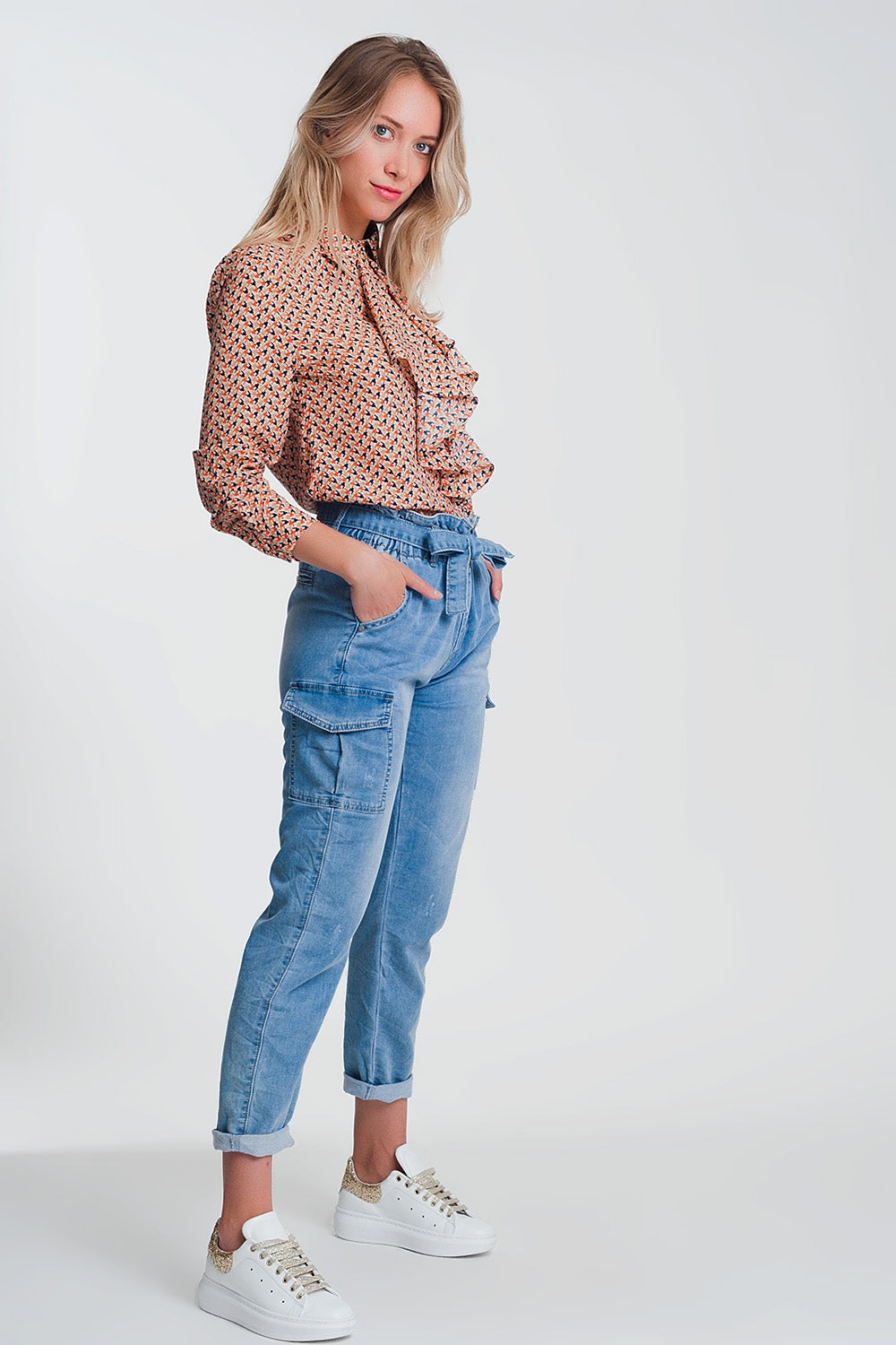 Blusa de manga larga con beige y detalle de volantes Q2