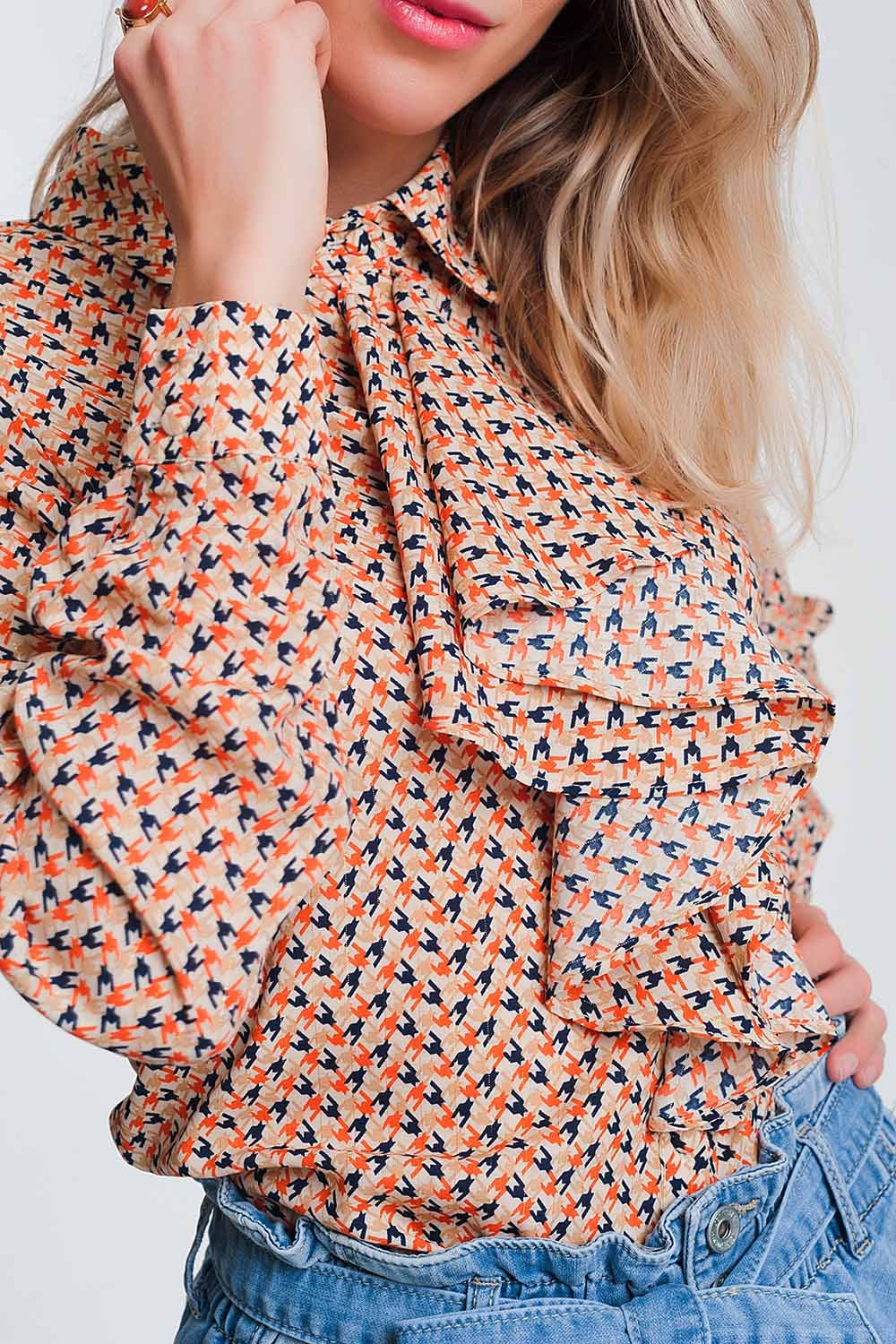 Blusa de manga larga con beige y detalle de volantes Q2