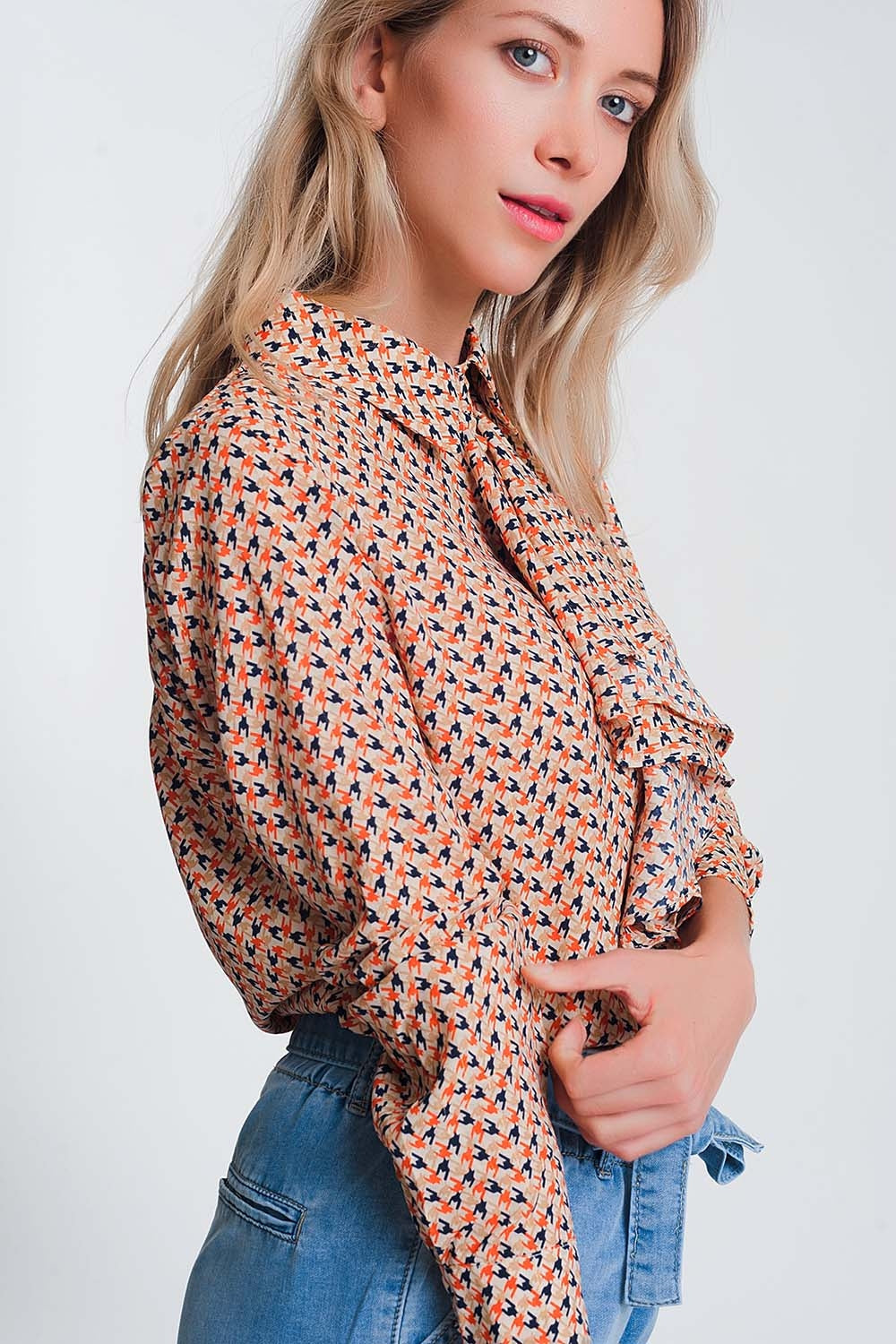 Blusa de manga larga con beige y detalle de volantes Q2