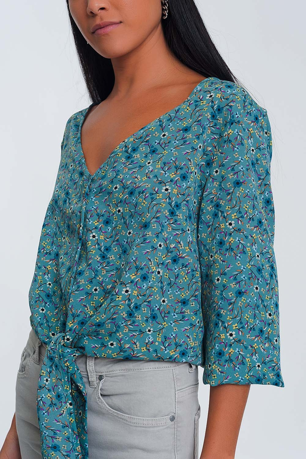 Blusa de manga larga con cuello de pico detalle de botón y estampado floral  verde Q2