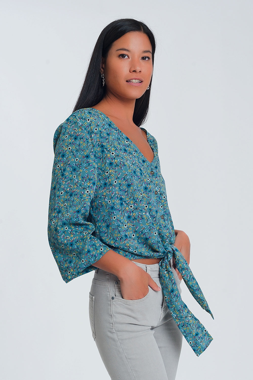 Blusa de manga larga con cuello de pico detalle de botón y estampado floral  verde Q2