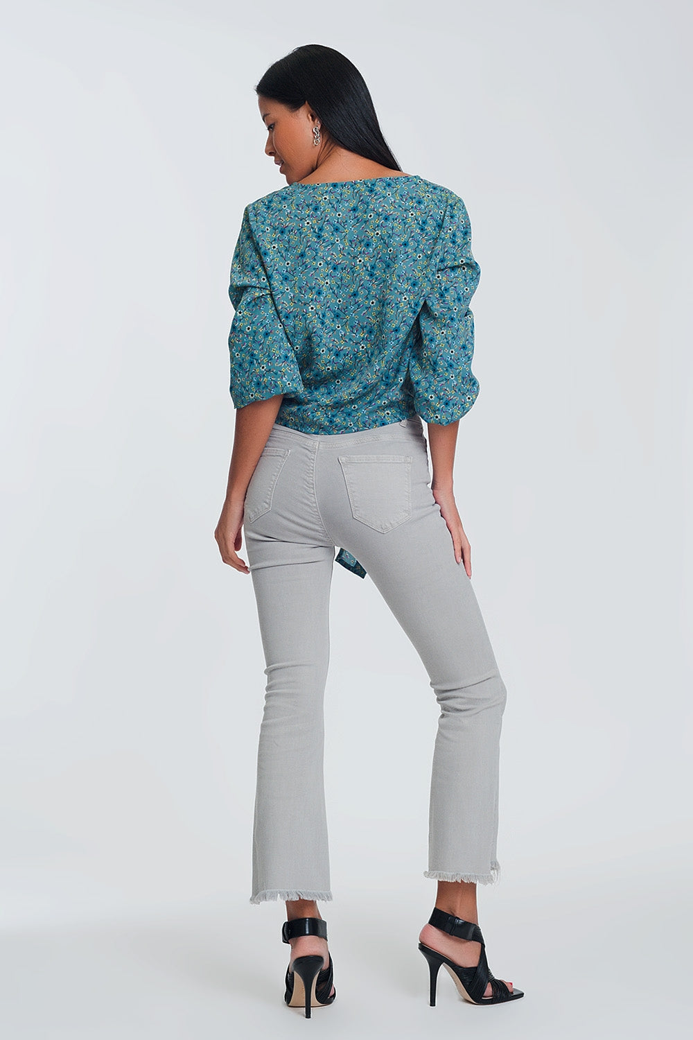 Blusa de manga larga con cuello de pico detalle de botón y estampado floral  verde Q2