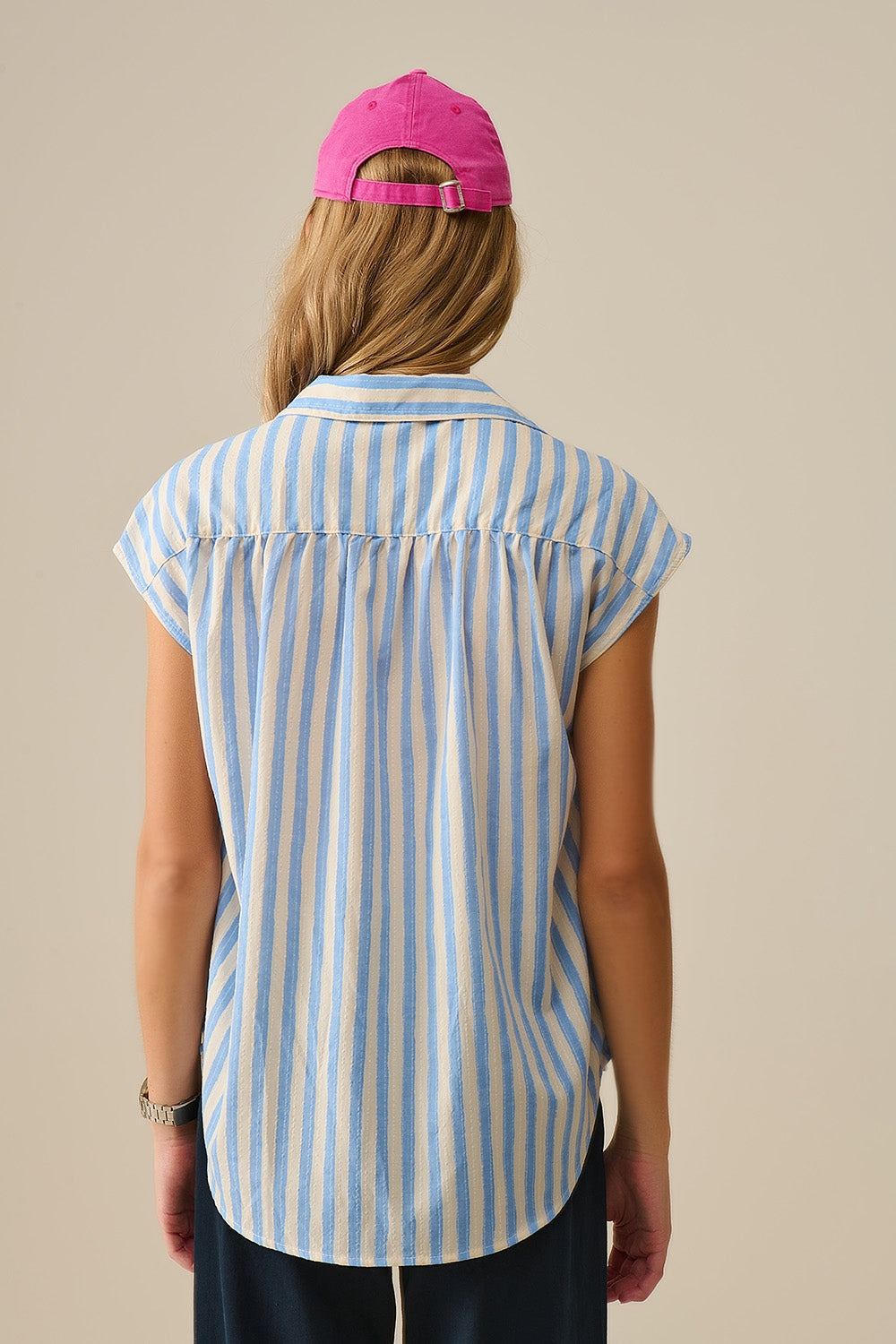 Blusa de rayas con mangas caídas en azul Q2