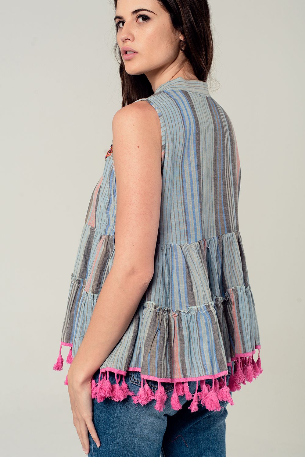 Blusa de rayas sin mangas con detalle de bordado y pompones Q2