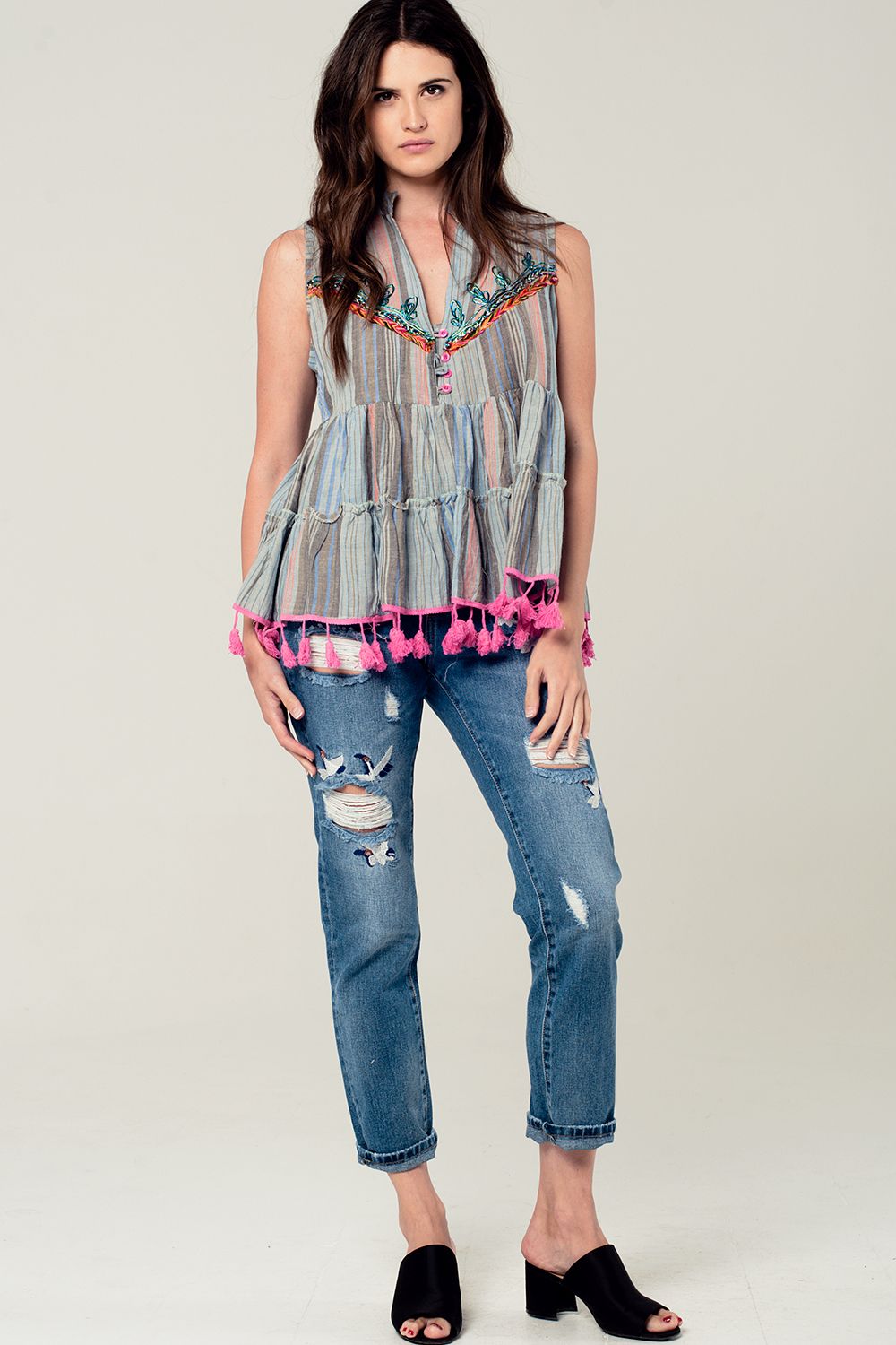 Blusa de rayas sin mangas con detalle de bordado y pompones Q2