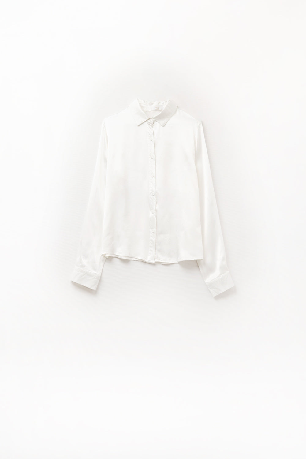 Blusa de satén con cuello polo y manga larga abotonada en color blanco Q2
