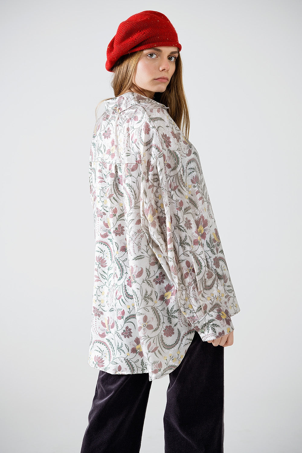 Blusa de satén con estampado de flores en gris Q2