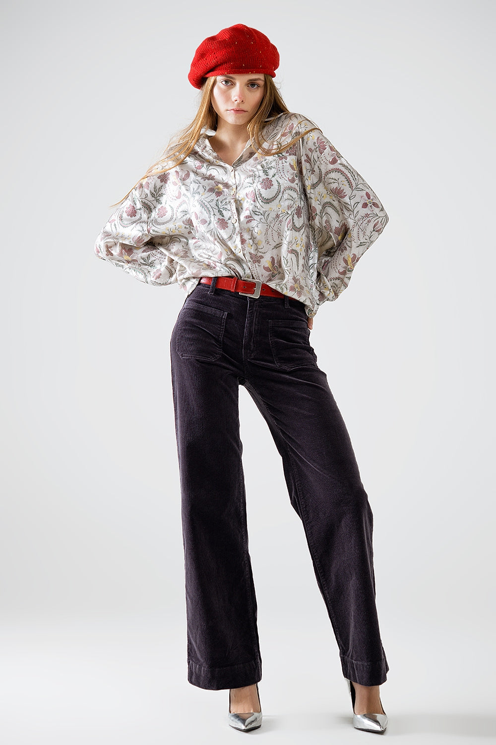 Blusa de satén con estampado de flores en gris Q2