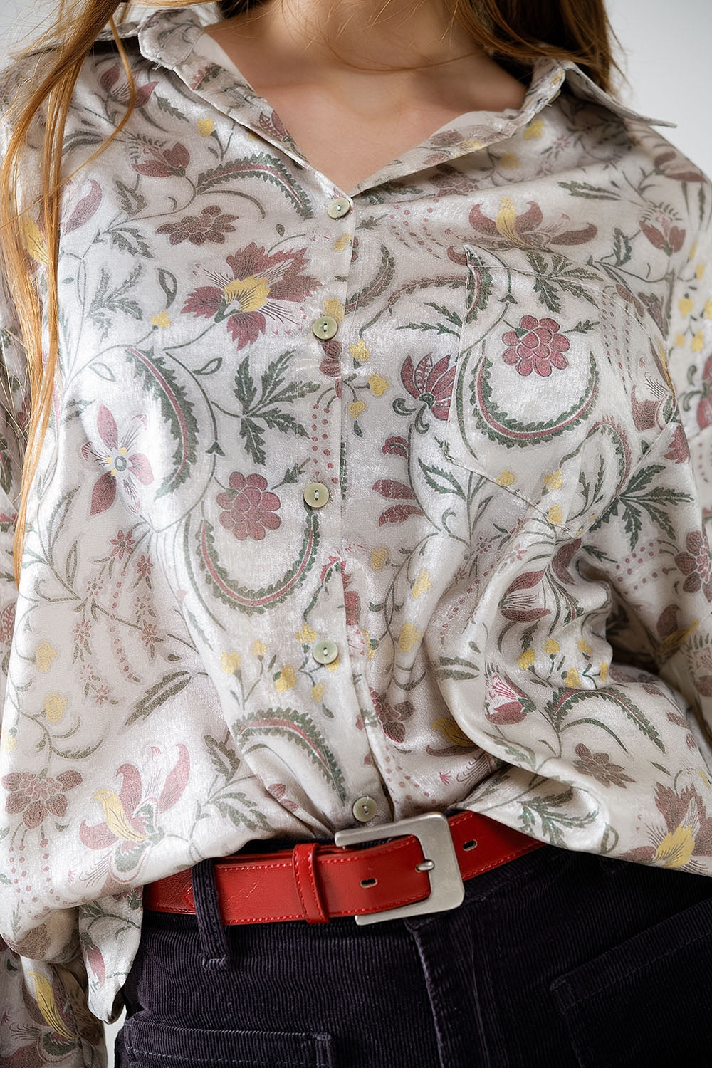 Blusa de satén con estampado de flores en gris Q2