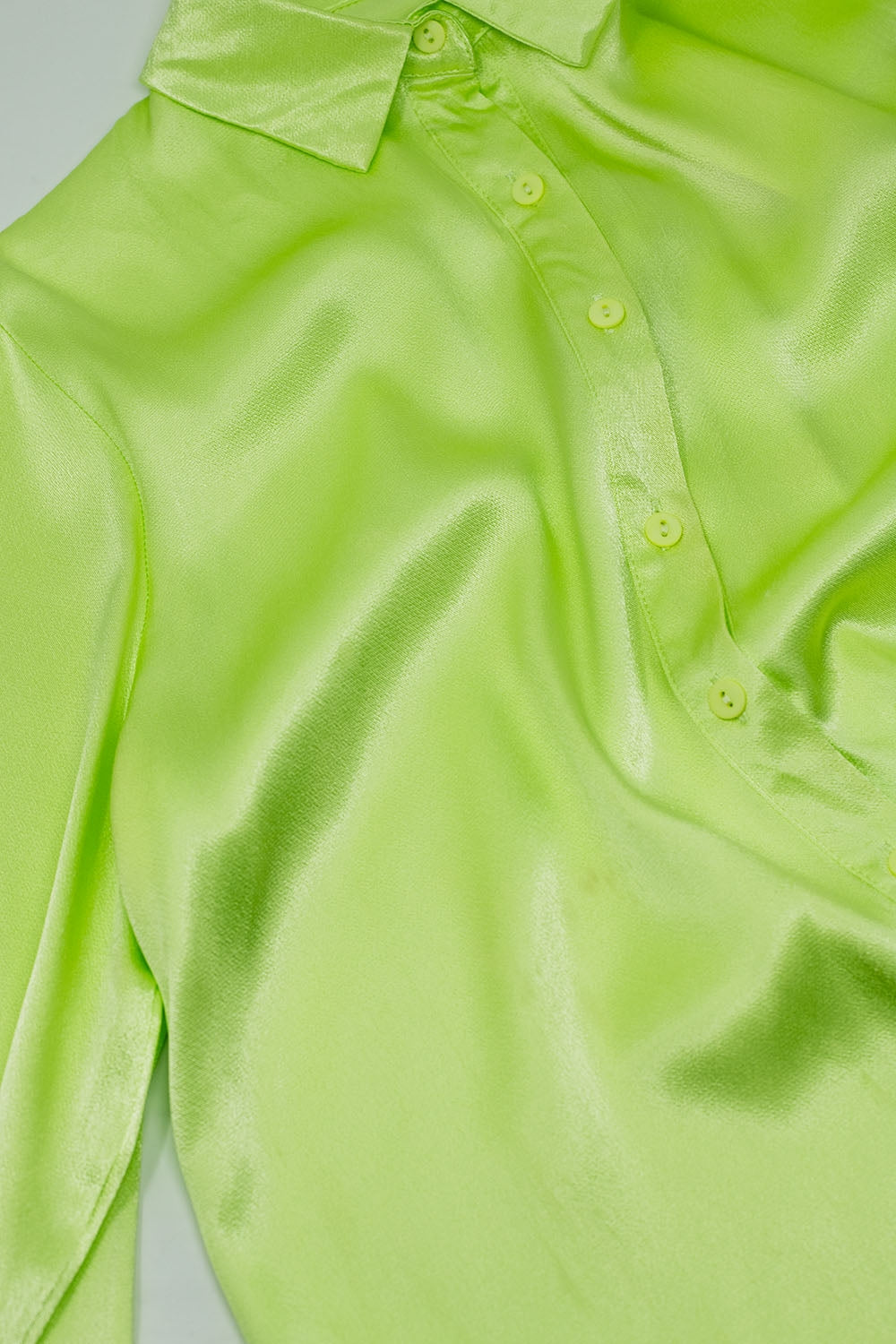 Blusa De saten Manga Larga Abotonada Con Cuello Polo En Color Lima Q2