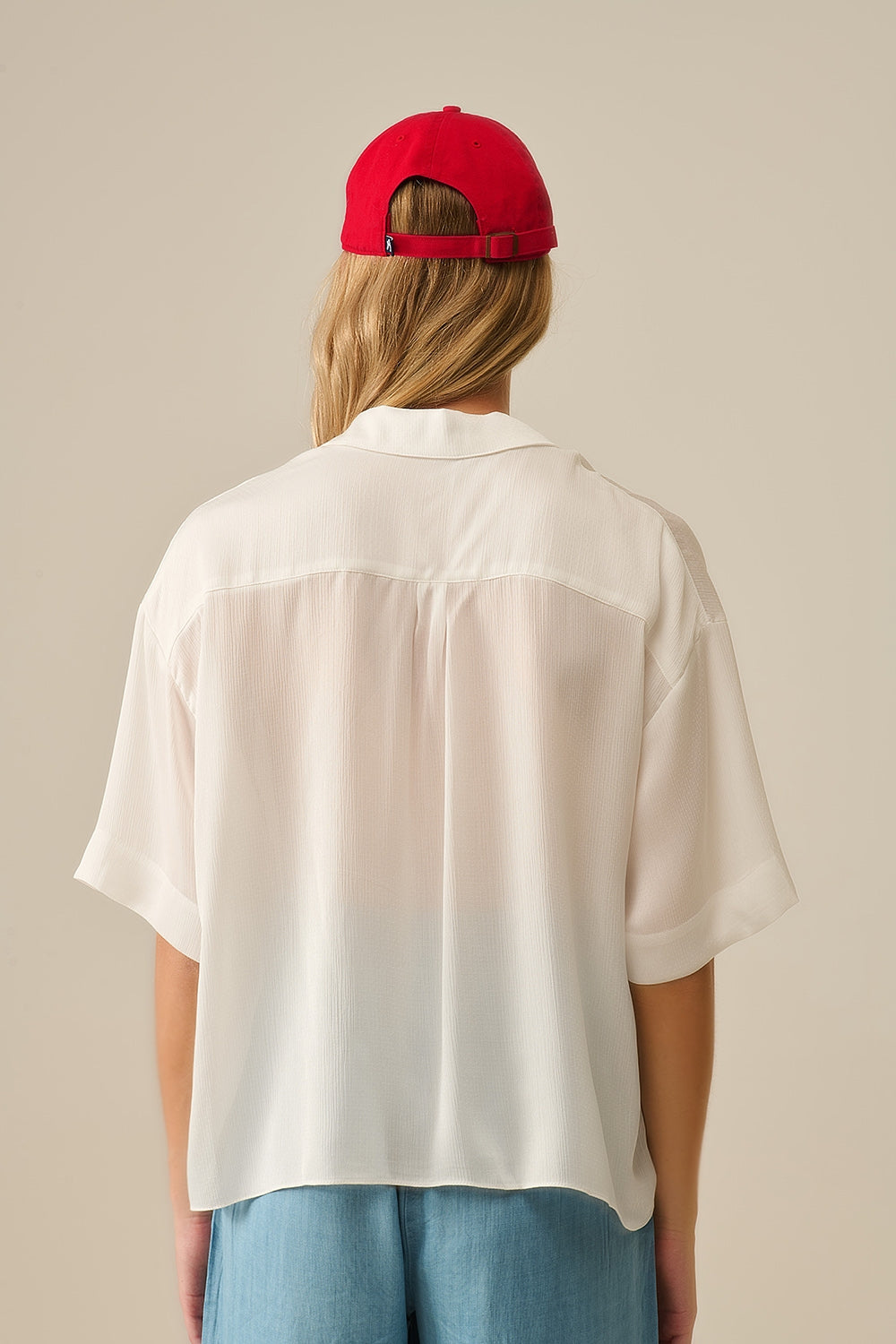 Blusa drapeada de manga corta en blanco Q2